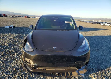 2022 Tesla Model Y z USA, uszkodzony, nr VIN 7SAYGDEE3NF555532